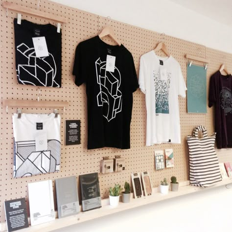 Retail Wall Displays, T-shirt Display, Tshirt Display, Info Board, Visual Merchandising Displays, Shirt Display, Interior Vintage, Showroom Design, Retail Store Design