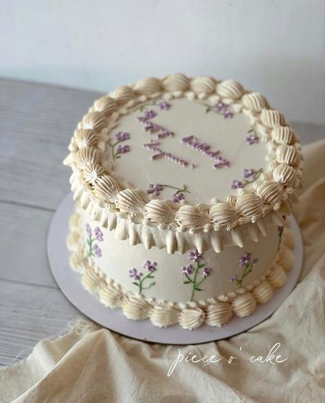 Lavender Decorated Cake, Circle Cakes Birthday, Cute Cake Designs Birthday, Chantilly Cake Decoration, Cute Homemade Cake, Vintage Cake Design Birthdays, Vintage Bday Cake, Fancy Cake Designs, Cute Simple Cake Designs