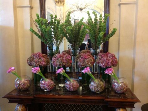 Lobby display. Made with hydrangea, calla lilies, moluccella and willow branches. Hotel Flower Arrangements, Short Centerpieces, Flower Shop Interiors, Jeff Leatham, Hotel Flowers, Corporate Flowers, Willow Branches, Rose Vase, Vase Arrangements