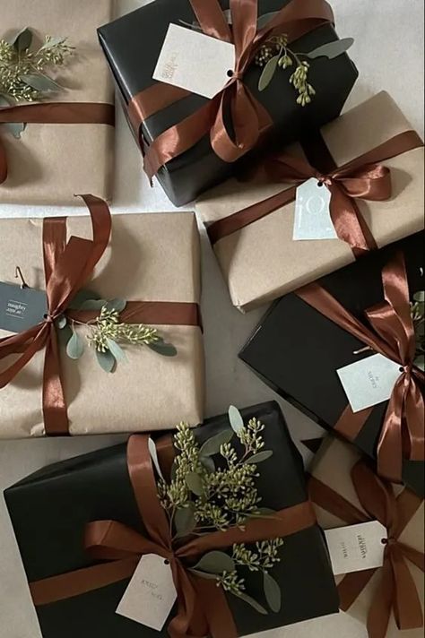 40+ Kraft Paper Christmas Gift Wrapping Ideas - HubPages Beautiful Christmas Wrapping, Mothers Day Crafts Preschool, Christmas Present Wrap, Christmas Gift Wrapping Diy, Best Black Friday Sales, Christmas Palette, Xmas Gift Wrap, Black Wrapping Paper, Elegant Gift Wrapping