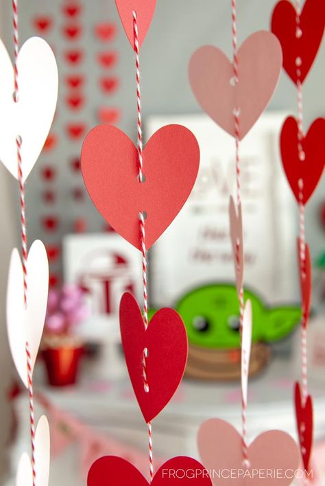 Cricut Valentine, Paper Heart Garland, Valentine Garland, Easy Valentine Crafts, Valentine Craft, Heart Garland, Paper Heart, Paper Hearts, Simple Valentine