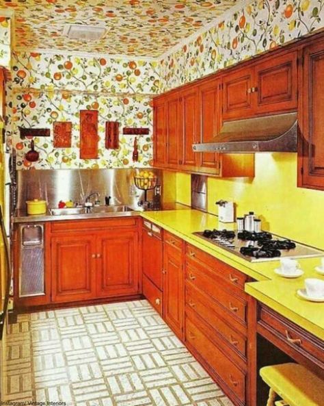 20 Kitchens from the ’70s That Are So Bad They’re Good | Dusty Old Thing 70s Kitchen Makeover, Kitchen Design Apartment, 70’s Kitchen, Retro Rooms, 70s Kitchen, 1970s Kitchen, 70s Interior, Living Tv, 1970s Home