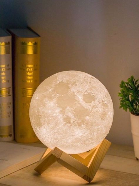 10 lámparas divertidas para hacer tu cuarto más moderno | Mujer de 10 Night Lamp For Bedroom, Interior Design Per La Casa, Moon Lamp, Bedroom Items, Cute Bedroom Decor, Room Makeover Bedroom, Cute Room Decor, Room Accessories, Room Inspiration Bedroom