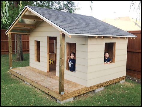 Berg Twins: Creation of a Giant Playhouse Playhouse Ideas Outdoor, Playhouse Plans Diy, Kids House Garden, Kids Shed, Simple Playhouse, Kids Playhouse Plans, Mini Chalet, Kids Clubhouse, Outside Playhouse