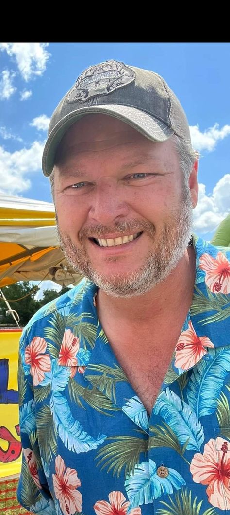 Blake Shelton The Voice, Blake Sheldon, Guys My Age, Blake Shelton And Gwen, Gwen Stefani And Blake, Best Country Singers, Men's Facial Hair, Mens Facial Hair Styles, Blake Shelton