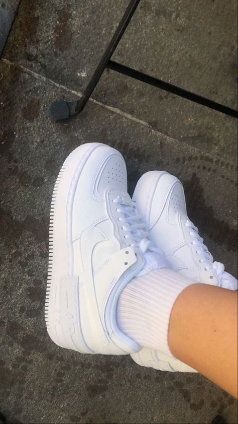 Tenis Air Force, Nike Shoes Women Fashion, Air Force Shoes, Nike Shoes Air Force, Trendy Shoes Sneakers, White Nike Shoes, Pretty Shoes Sneakers, Cute Shoes Heels, All Nike Shoes