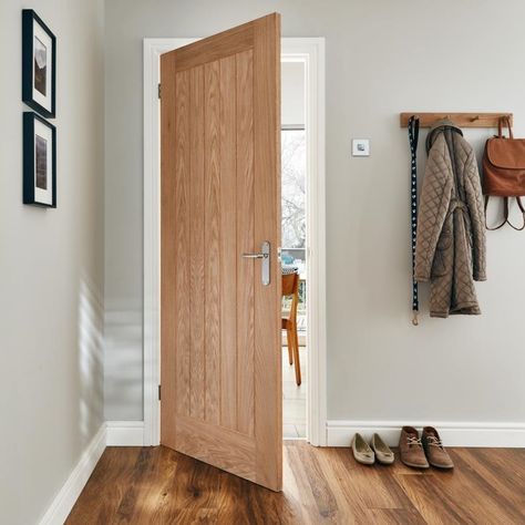 Bring a welcoming rustic feel to your rooms with an oak door stylishly finished with American white Oak veneer. Howdens Doors, Hall Doors, Pintu Interior, Internal Oak Doors, Oak Interior Doors, Kitchen Grey, Internal Wooden Doors, Oak Door, Custom Wood Doors