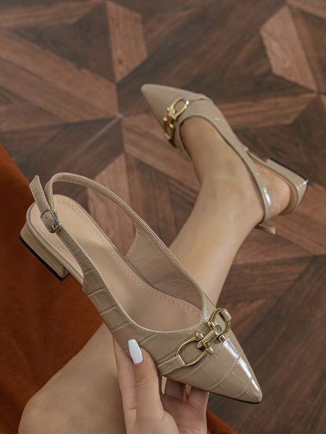 Classic Shoes Women Classy, Woman’s Shoes, Flat Shoes Women Classy, Elegant Flat Shoes, Elegant Shoes Flat, Elegant Shoes Heels, Flat Shoes For Women, Trendy Heels, Pretty Sandals