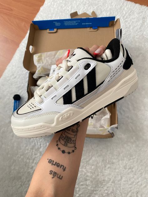 Adi2000 Shoes, Adidas 2000, Adidas Adi2000, White Sneakers Outfit, Estilo Cholo, Easy Photography Ideas, Trendy Womens Shoes, Trendy Shoes Sneakers, Shoe Wishlist