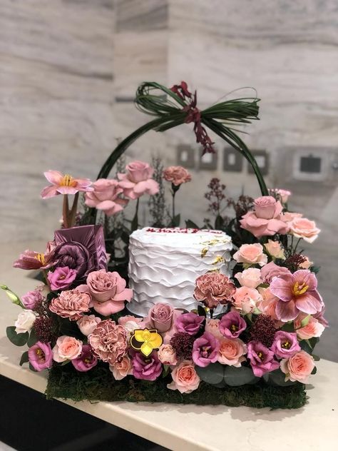 Cake Box With Flowers, Cake And Flower Box Gift, Flower Bouquet Cake, Luxury Flower Arrangement, Bridal Gift Wrapping Ideas, Flower Box Gift, Gateaux Cake, Flower Gift Ideas, Birthday Cake Ideas