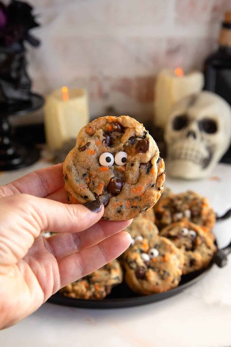 50 Spooky Fun Halloween Cookies - The Baking ChocolaTess Cute Halloween Cookie Ideas, Cookie Halloween Ideas, Halloween Chocolate Chip Cookie Ideas, Halloween Cookies Chocolate Chip, Halloween Easy Cookies, Chocolate Chip Cookies Halloween, Halloween Baking Cookies, Chocolate Chip Halloween Cookies, Baking Recipes Halloween