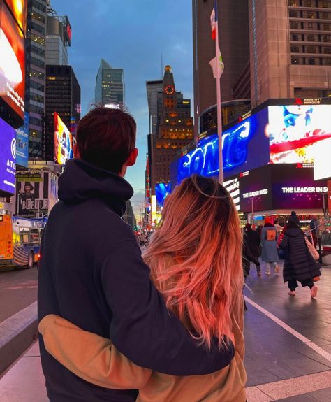 Cute Couple Pics New York, Time Square Couple Pictures, Ny Couple Pictures, Couple Poses New York, New York Boyfriend Aesthetic, Nyc With Boyfriend, Couple Nyc Aesthetic, New York Photo Ideas Couple, New York With Boyfriend