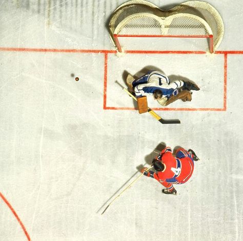 Hockey Painting, Picture References, Sports Illustration, Hockey Art, Hockey Pictures, Vintage Hockey, Sport Illustration, Girl Friends, Wine Art