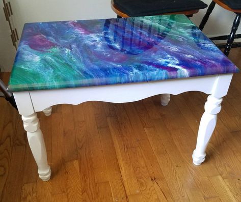 Diy Paint Table Ideas, Paint Pour On Wood, Pour Paint Furniture, Acrylic Paint Furniture, Pour Painting Ideas On Wood, Resin Desk Top, Resin Tabletop Ideas, Tabletop Painting, Acrylic Table Top Diy