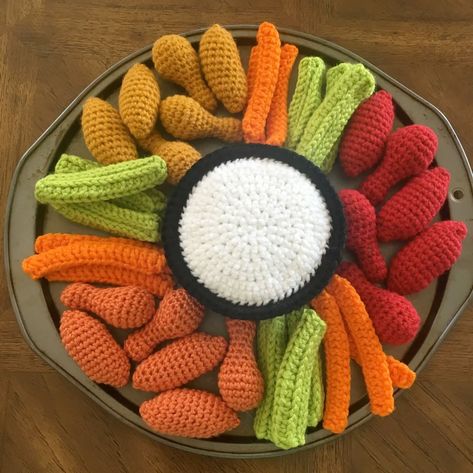 Chicken Platter, Personalized Presents, Confection Au Crochet, Crochet Chicken, Food Patterns, Chicken Wing, Crochet Food, Fun Crochet Projects, Crochet Diy