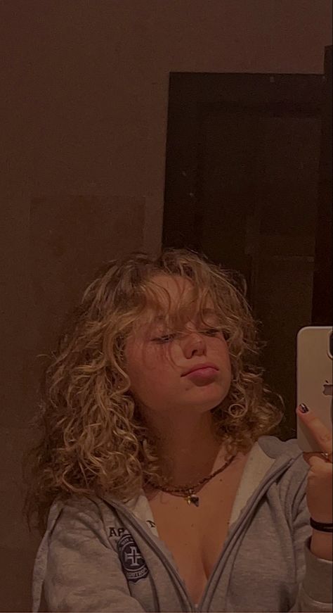 Shaggy Curly Hair Blonde, Curly Hair With Bangs Blonde, Curly Short Hair Blonde, Short Wavy Hair Blonde, Short Curly Blonde Hair Natural, Blonde Curly Hair With Bangs, Girl With Curly Blonde Hair, Katy Aesthetic, Short Blonde Curls