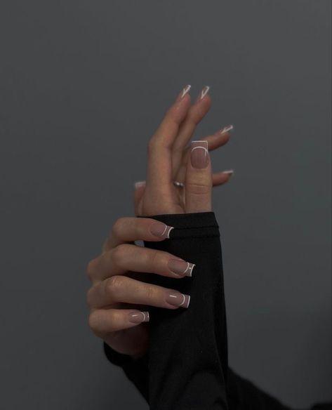 Pose For Nails, Nail Picture Poses, How To Pose Nails For Pictures, Poses For Nail Pictures, Nail Art Poses, Manicure Photo Ideas, Hand Poses Nails, Nail Feed Instagram, Poses For Nails