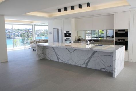 Calacatta Marble Kitchen, Marble Top Kitchen Island, Marble Kitchen Island, Kitchen Island Bench, Outdoor Kitchen Countertops, Marble Countertops Kitchen, Countertop Decor, Island Countertops, Minimalist Kitchen Design