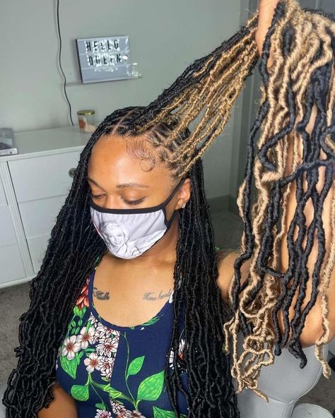 Faux Locs With Skunk Stripe, Skunk Faux Locs, Skunk Stripe Twist, Skunk Patch Knotless Braids, Faux Locs Skunk Stripe, Skunk Stripe Island Twist, Skunk Strip Knotless Braids, Soft Locs With Skunk Stripe, Soft Locs With Brown Highlights