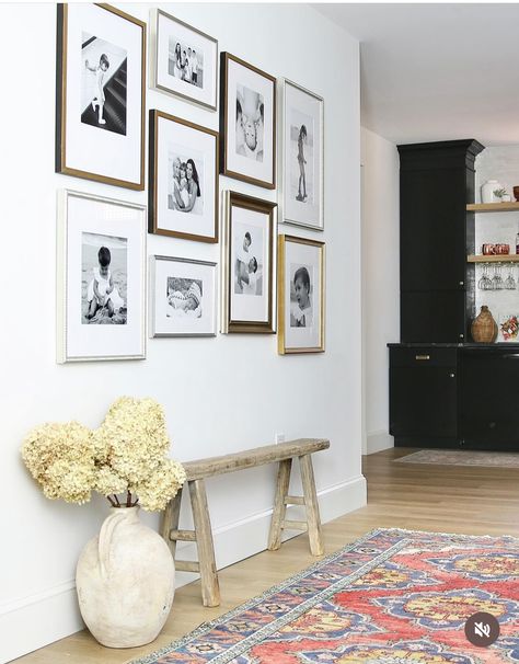 Style A Blank Wall, Entryway Gallery Wall, Big Blank Wall, Wall Bench, Vase Collection, Living Vintage, Photo Wall Gallery, Basement Design, Blank Walls