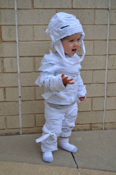 My son changed his mind from being Bumble Bee transformer to being a mummy. How To Make An Easy, No-Sew, Child's Mummy Costume Diy Mummy Costume, Zombie Costume Kids, Easy Homemade Halloween Costumes, Diy Costumes Kids Boys, Toddler Boy Halloween Costumes, Mummy Costume, Baby Kostüm, Diy Costumes Kids, Diy Halloween Costumes For Kids