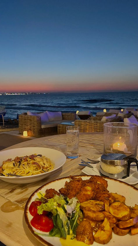 Dinner At Beach Aesthetic, Sunset Dinner Beach, Beach Dinner Restaurant, Beach Diner Aesthetic, Holiday Dinner Aesthetic, Greece Aesthetics Night, Greece Aesthetic Food, Beach Restaurant Aesthetic, Dinner On Beach