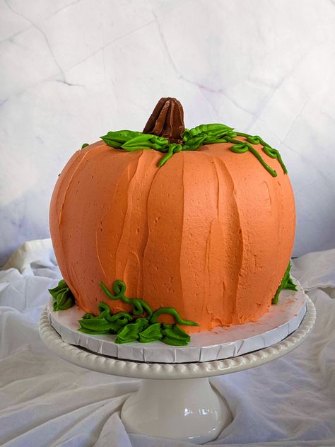 Halloween Cake Decorating Ideas, Thanksgiving Cakes Decorating, Pumpkin Patch Cake, Pumpkin Shaped Cake, Fall Birthday Cakes, Scary Cakes, Halloween Cake Decorating, Vegan Pastries, Pumpkin 1st Birthdays