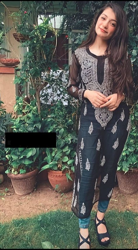 Cotton Chikankari work kurta Stylish Clothes For Girls, Black Kurta, Chikankari Kurta, Lucknowi Chikankari, Simple Kurta Designs, Casual Indian Fashion, Long Kurti Designs, Casual College Outfits, Indian Dresses Traditional