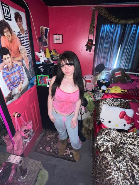 2000s Dorm Room Aesthetic, Me In My Room At 3 Am, Ayesha Ericota Style, Trashy 2000s Aesthetic Room, 2000s Older Sister Aesthetic, Trashy Bedroom, 2000 Room Aesthetic, Y2k Pink Room, Pretty Room Ideas