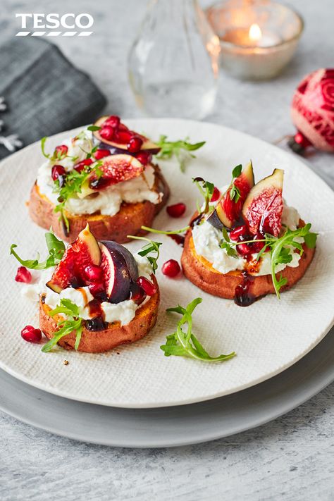 Bruschetta Board, Starters Recipes Christmas, Vegetarische Diners, Sweet Potato Rounds, Potato Roasted, Potato Rounds, Vegetarian Starters, Pudding Chia, Fest Mad