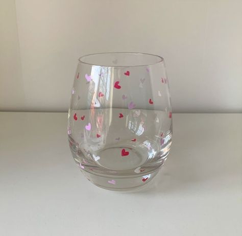 Diy Wine Glasses Painted, Paint And Drink, Painting Glass Jars, Arte Aesthetic, Wine Glass Designs, Diy Wine Glasses, Wine Painting, Glass Painting Designs, Diy Glass Bottle Crafts