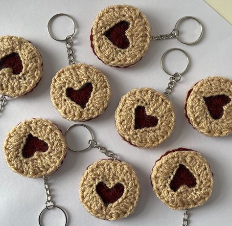 Crochet handcrafted keyrings inspired by Jammie Dodger biscuits ❤️ Bf Crochet Gifts, Crochet A Keychain, Crochet Sign, Craft Keychain Ideas, Crochet Acrylic Yarn, Crochet Keyring Ideas, Crochet Giveaway Ideas, Keyring Crochet, Crochet Projects For Boyfriend