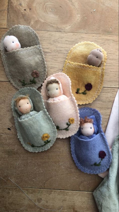 Handmade Waldorf Toys, Waldorf Pocket Doll, Pocket Dolls Pattern Free, Diy Waldorf Doll, Peg Doll Ideas, Diy Waldorf Toys, Felt People, Felt Toys Diy, Dolls Handmade Diy