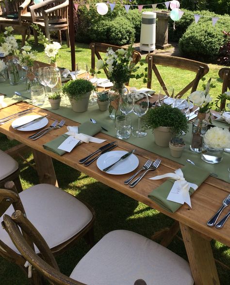 Garden Party Table Setting Outdoor, Lunch Decorations Table Simple, Birthday Lunch Decor Table Settings, Table Setting Ideas For Birthday Party, Green Theme Party Decorations, Garden Party Table Decor Simple, Garden Table Setting Ideas, Outdoor Christmas Lunch Table Setting, Garden Theme Table Setting