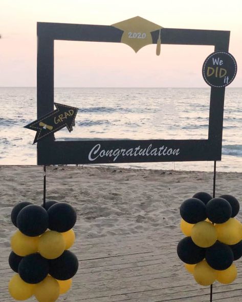 30 Insanely Cute Graduation Party Themes You Will Want to Recreate Graduation Memories Ideas, Farewell Party Decorations, High School Graduation Party Ideas, Graduation Boards, Graduation Party Table, Graduation Dinner, Graduation Photo Booth, Graduation Party Cake, Outdoor Graduation