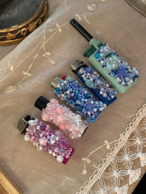 Decorated Pen Battery, Decorated Lighters Gems, Bedazzled Pen Batteries, Cute Lighters Diy, Bedazzle Lighter, Bedazzled Cartridge Pen, Bedazzled Lighter Diy, Bejeweled Lighter, Lighter Decoration Ideas