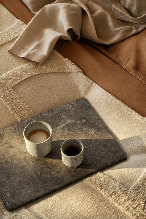 A close-up of a bed dressed in beige duvet covers in washed linen and a white bedthrow. On the bed, there’s a marble serving board with two cups of coffee. How To Wash Throw Pillows, Pergola Metal, Food Art Photography, Lifestyle Images, H&m Home, Tea House, Soft Blankets, Bed Decor, Set Design