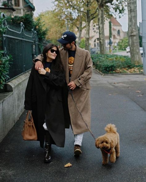 Sandra Rodrigues Pinto (@entre_dois) • Instagram photos and videos Dog Club, Photos With Dog, Couples Walking, Dog Photoshoot, Engagement Photo Outfits, Photo Outfit, Fall Family, Photoshoot Outfits, Couple Outfits