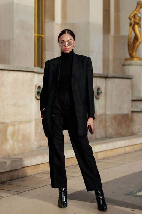 The Sleek All-Black Look I Love for Fall Pfw Street Style, London Fashion Weeks, Fashion Week Outfit, Stil Boho, Millenial Fashion, Paris Mode, Seoul Fashion, Moda Paris, Bloomingdales Fashion