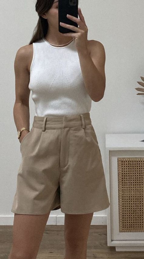 Beige Trouser Shorts Outfit, Kakhi Short Outfits, Elegant Beige Shorts, Short Petite Fashion, Beige Shorts Outfit, Business Casual Shorts, Outfit Elegantes, Modest Casual Outfits, Shorts Outfits Women