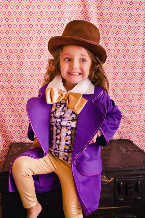 Willy Wonka Themed Party - some adorable food, decor and general party ideas here! Wonka Themed Party, Willy Wonka Birthday Party, Wonka Birthday Party, Chocolate Factory Party, Charlie Chocolate Factory, Wonka Chocolate Factory, Wonka Party, Sweets Party, Adorable Food