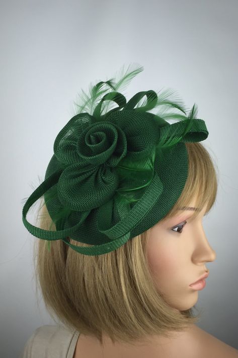 Ascot Ladies Day, Green Fascinator, Fascinator Wedding, Mother Of Groom Dresses, Wedding Hat, Wedding Fascinators, Green Bottle, Green Hats, Elegant Dresses For Women