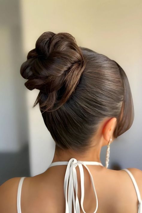 Sleek High Bun Sleek High Bun, Effortless Bun, High Bun Wedding, Formal Hairstyles Updo, High Bun Hair, High Updo, High Bun Hairstyles, Long Shiny Hair, Elegant Bun