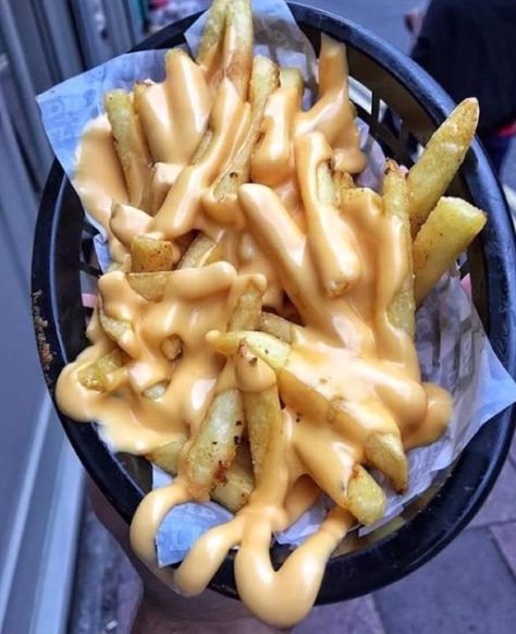 ✧☾ᶠᴼᴸᴸᴼᵂ ᴹᴱ X$Pinterest: @giaaxoo x$ @giaaxoo Cheesy Fries Aesthetic, Cheesy Fries Recipe, Friend Fries, Cheesy Fries, London Eats, Cheese Fries, Think Food, Food Goals, Food Obsession