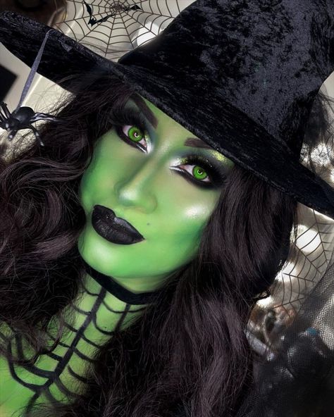 15 Incredible Halloween Makeup Looks - Wonder Forest Wicked Witch Of The West Make Up, Wicked Witch Of The West Costume, Costume Makeup Looks, Green Witch Makeup, Elphaba Makeup, Wicked Witch Makeup, Feminine Makeup Looks, Elphaba Costume, Makeup Looks For Halloween