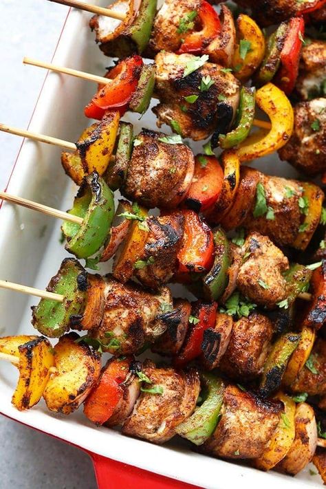 Grilled Chicken Fajita Kebabs in Under 30 Minutes - Fit Foodie Finds Quick Dinner Recipes Healthy, Chicken Kebab Recipe, Quick Healthy Dinner, Kabob Recipes, Chicken Fajita, Kebab Recipes, Healthy Grilling, Summer Recipes Dinner, Chicken Kebabs