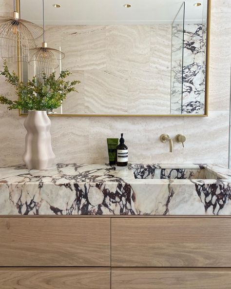 Calacatta Bathroom, Luxury Bathroom Design, Modern Luxury Bathroom, Italian Aesthetic, Elegant Bathroom, Marble Bathroom, Favorite Kitchen, Bathroom Sets, Luxury Bathroom