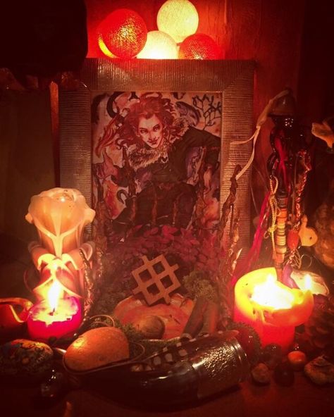 Lokean Altar, Loki Paganism, Loki Altar Ideas, Loki Aesthetic Norse, Loki Altar, Loki Deity, Mabon Altar, Loki Norse Mythology, North Mythology