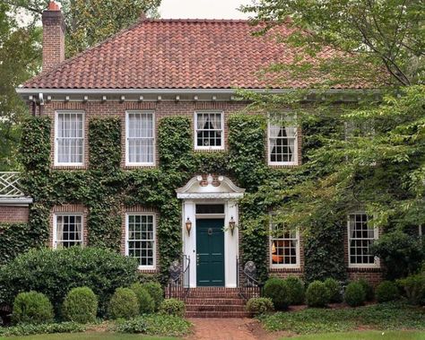 English Brick House, Room Claims, Rich Living, Ivy House, Georgian Homes, Dream House Exterior, Colonial House, Style At Home, Brick House