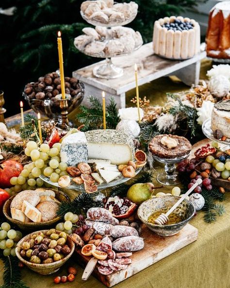 Irene Berni on Instagram: "Fine my Christmas grazing table on #cook today with @corriere ~ oggi trovate il mio buffet di Natale su #cook in edicola con il @cucina_corriere." White Grazing Table, Winter Grazing Table, Easy Grazing Table, Buffet Wedding Table Setting, Christmas Buffet Table Decor, Christmas Grazing Table, Christmas Party Buffet, Buffet Tablescapes, Christmas Buffet Table